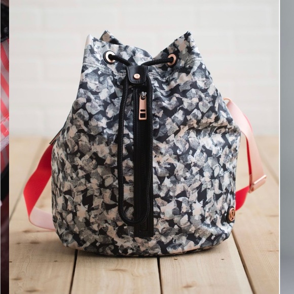 Lululemon sweat to street hobo. EUC! - Picture 3 of 3